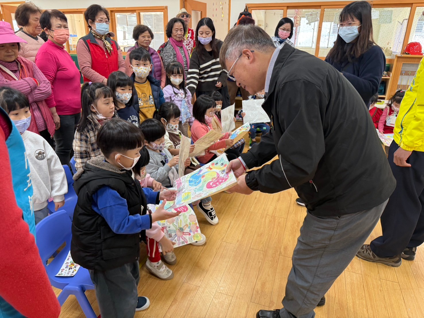 施玉祥區長至中興、溪東及龍埔 幼兒園發放新北市蛇年小提燈