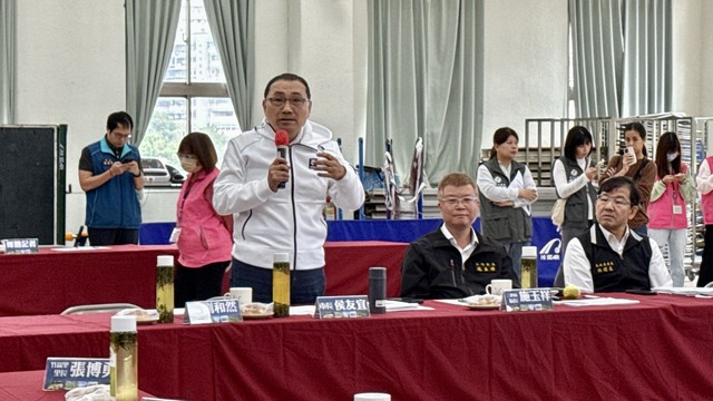 新北市長侯友宜今(24）日率市府局處團隊至三峽區與在地里長行動治理座談