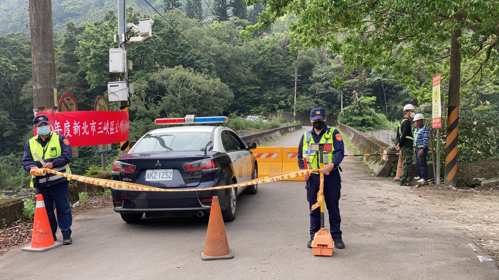 颱風期間封橋封路演練-警察人員架設封鎖線