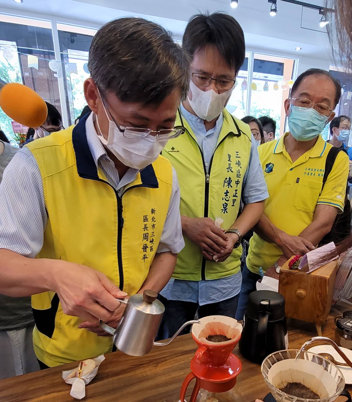 伊甸基金會「有FU長照站」開幕茶會-周晉平區長參與手沖咖啡製作