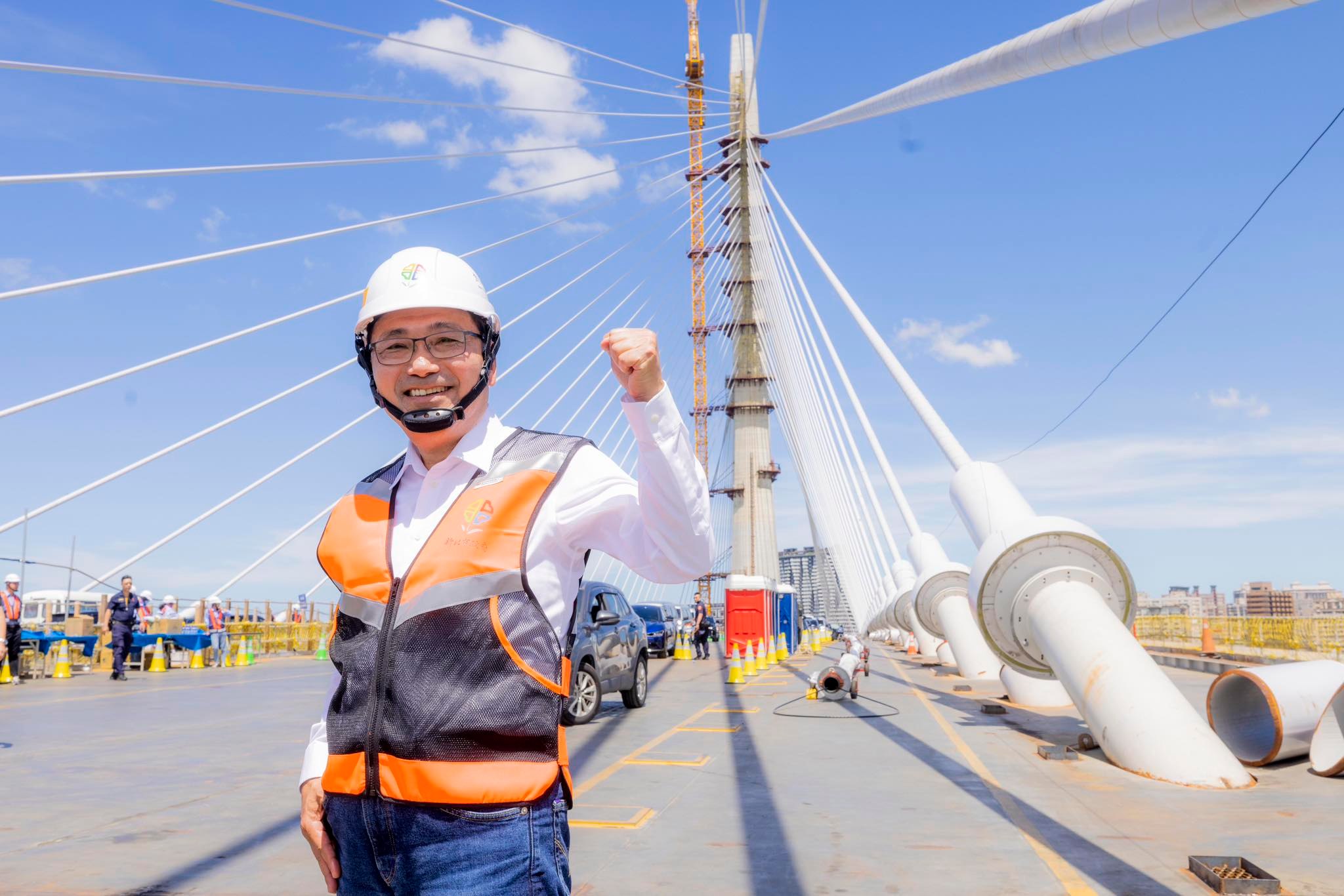 侯友宜市長與淡江大橋合影